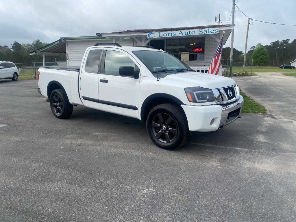 2015 Nissan Titan SV's photo